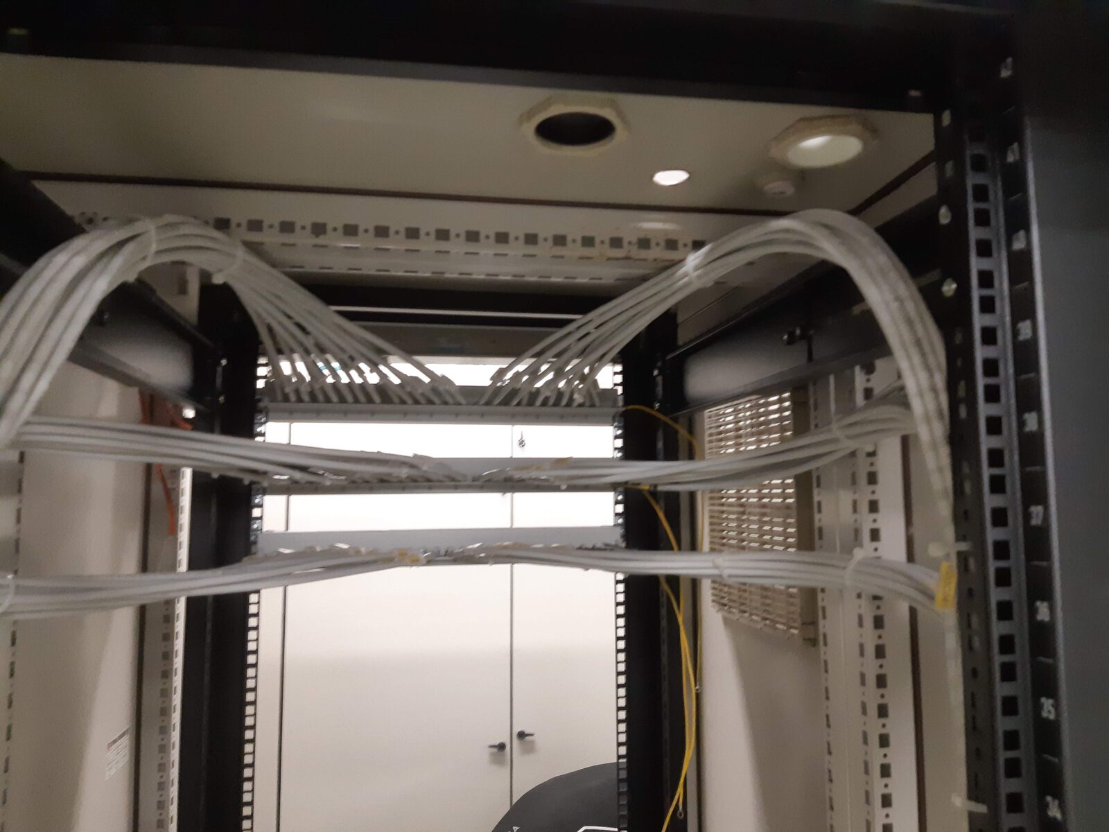 Rendezett kábelívek egy rack tetején