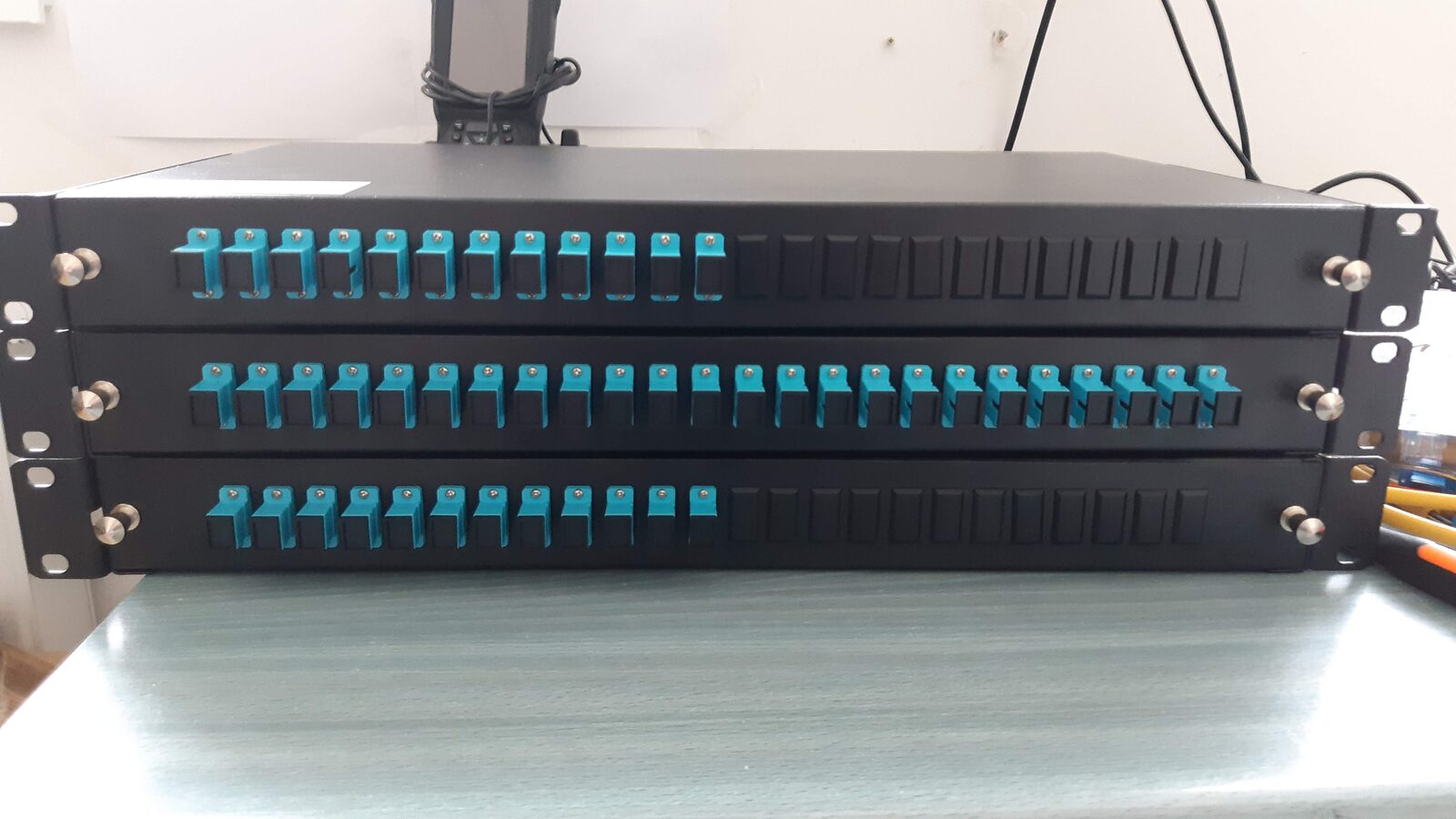 Három optikai patch panel aqua csatlakozókkal