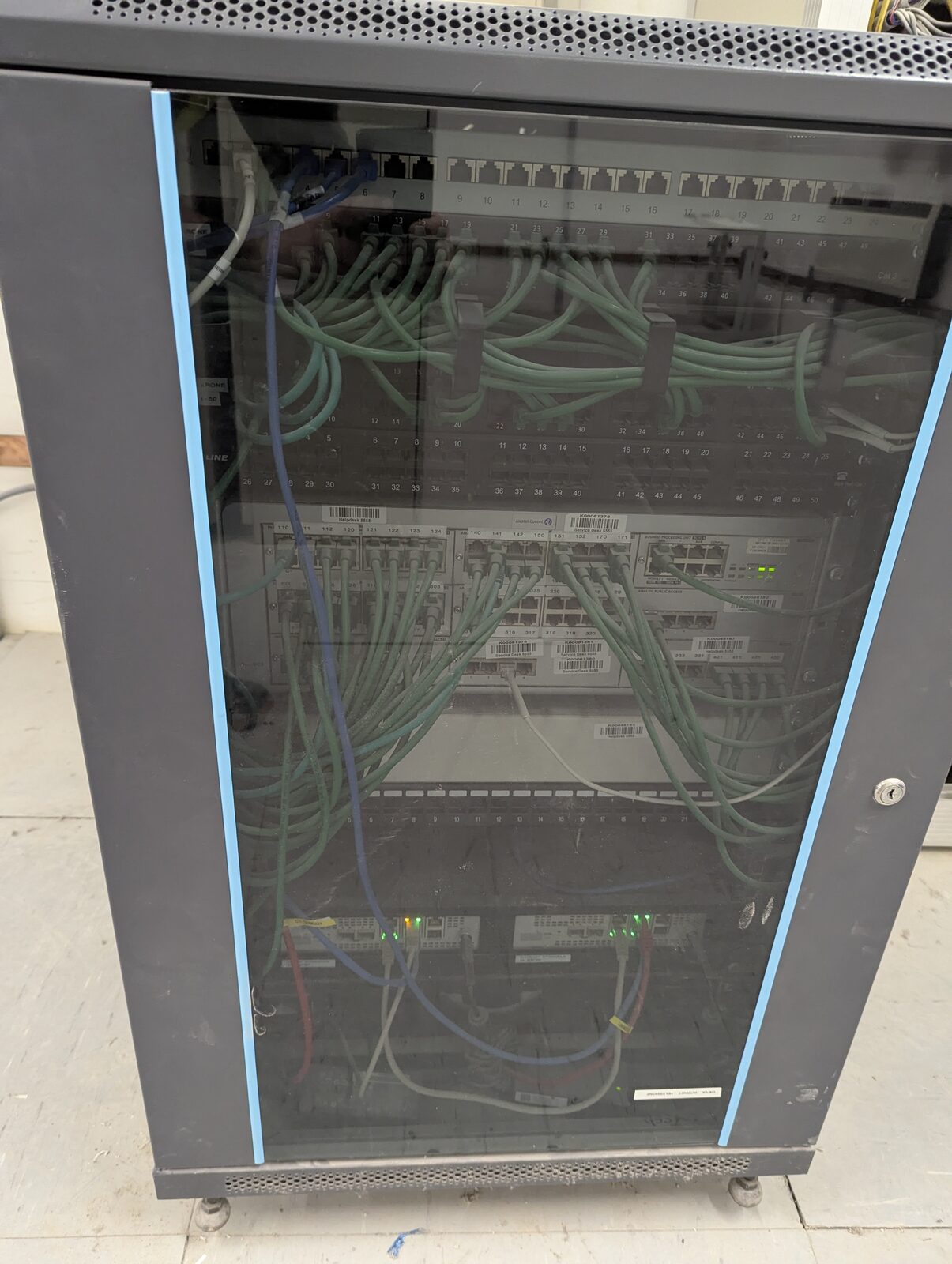 Üvegajtós rack rendezett kábelezéssel